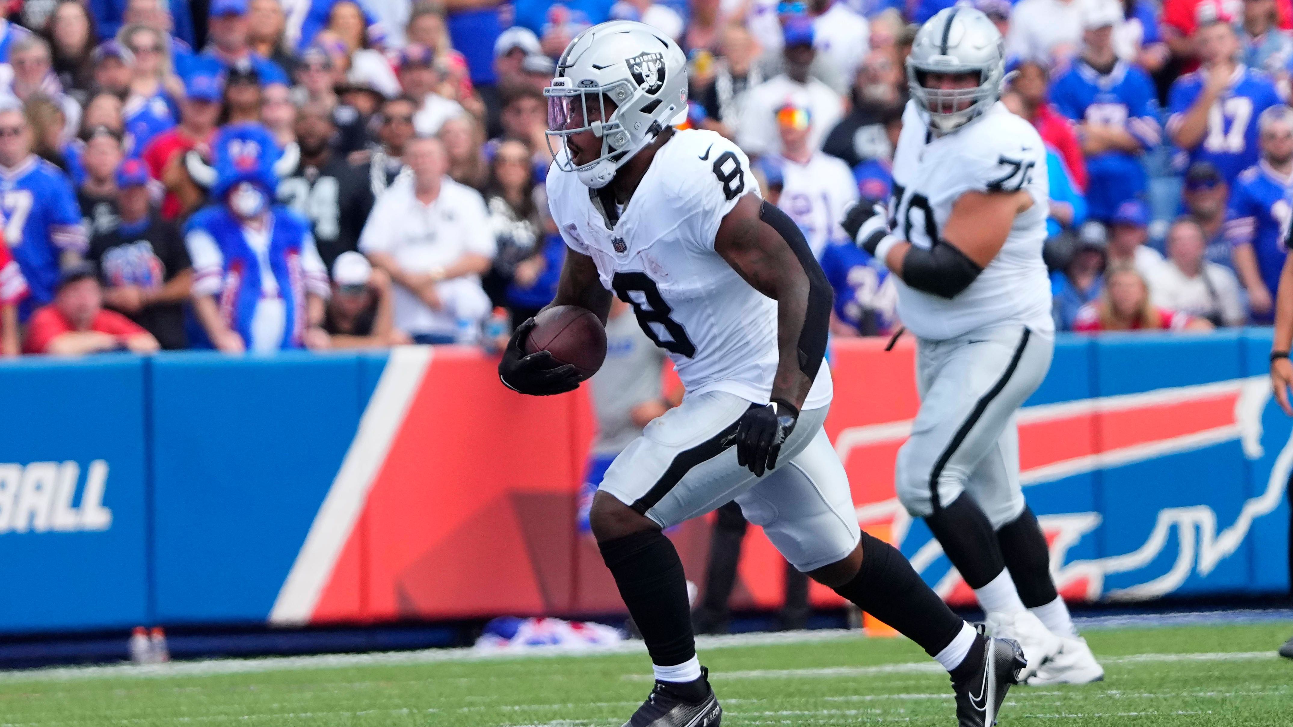 <strong>Fantasy-Besitzer von Josh Jacobs</strong><br>Es gibt nur ganz wenige Spieler in den NFL-Fantasy-Spielen, die man eigentlich bedenkenlos immer aufstellen kann. Zu denen gehört eigentlich auch Josh Jacobs von den Las Vegas Raiders. Der Running Back war vor allem 2022 stets eine sichere Bank für Punkte.&nbsp; Beim 38:10 bei den Buffalo Bills hat er jedoch das ein oder andere Matchup für seine Besitzer verloren.