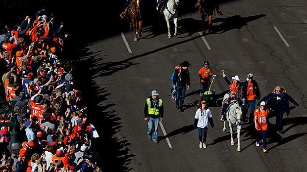 
                <strong>Sieger-Parade der Denver Broncos</strong><br>
                Vorneweg trabt Thunder, auf dem Rücken des grauen Arabers sitzt wie bei den Broncos-Heimspielen Pferde-Trainerin Ann Judge-Wegener und grüßt in die Menge.
              