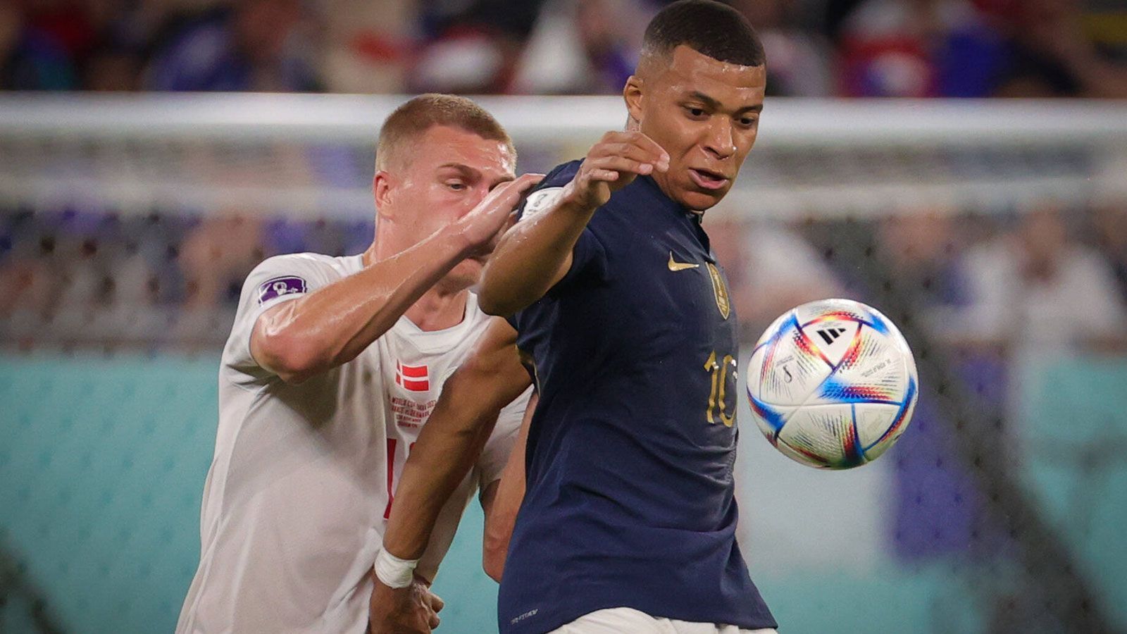 
                <strong>Mühsamer Start in die zweite Hälfte</strong><br>
                In den zweiten Durchgang starten "Les Bleus" etwas schwerfälliger. Auch Mbappe braucht ein paar Minuten, ehe er wieder gefährlich vor Kasper Schmeichel auftaucht.
              