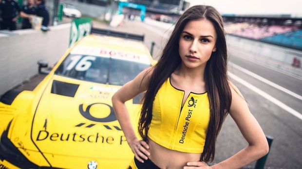 
                <strong>So sexy sind die Grid Girls in der DTM</strong><br>
                Die Entscheidung der Königsklasse sorgt bei vielen Fans immer noch für Ärger und Kopfschütteln. Und das nicht nur bei den männlichen. Und auch nicht nur bei den Fans, sondern auch bei den Fahrern.
              