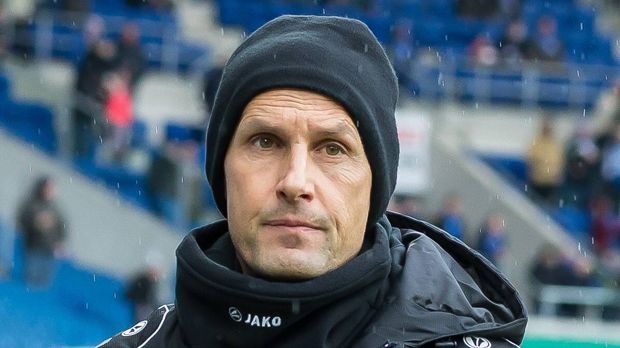 
                <strong>Bayer Leverkusen - neun Trainerwechsel</strong><br>
                Die Werkself versuchte in den vergangenen elf Jahren verschiedenste Wege zum Erfolg - auch bei der Trainerwahl. So holte Sportdirektor Rudi Völler etwa Jupp Heynckes aus dem Vorruhestand oder bot Ex-Profi Sami Hyypiä ein erstes Betätigungsfeld als Coach einer Profi-Mannschaft. Doch keiner saß so lange auf der Trainerbank wie Roger Schmidt: 978 Tage war der 49-Jährige bei Bayer tätig, bevor er wegen Erfolgslosigkeit gefeuert wurde. Jetzt soll es ein Ex-Leverkusener richten: Heiko Herrlich.
              