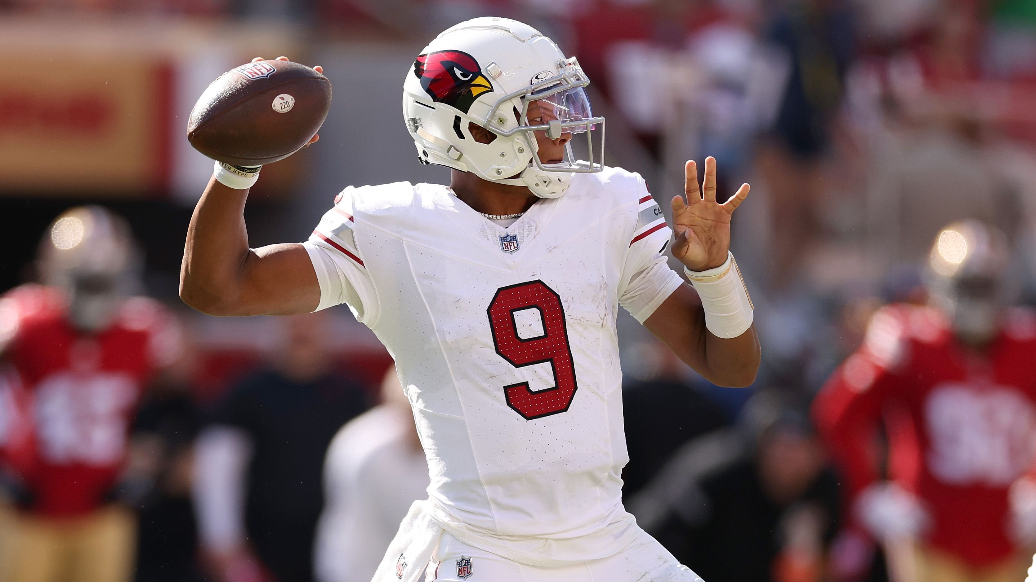 <strong>Arizona Cardinals: Joshua Dobbs</strong><br>Quarterback Joshua Dobbs kam erst Ende August per Trade zu den Arizona Cardinals und erarbeitete sich den Starter-Job. Zwar gewann das Team nur eines der ersten vier Spiele, allerdings zeigte der 28-Jährige dabei überraschend gute Leistungen (unter anderem vier TD-Pässe und keine Interception).