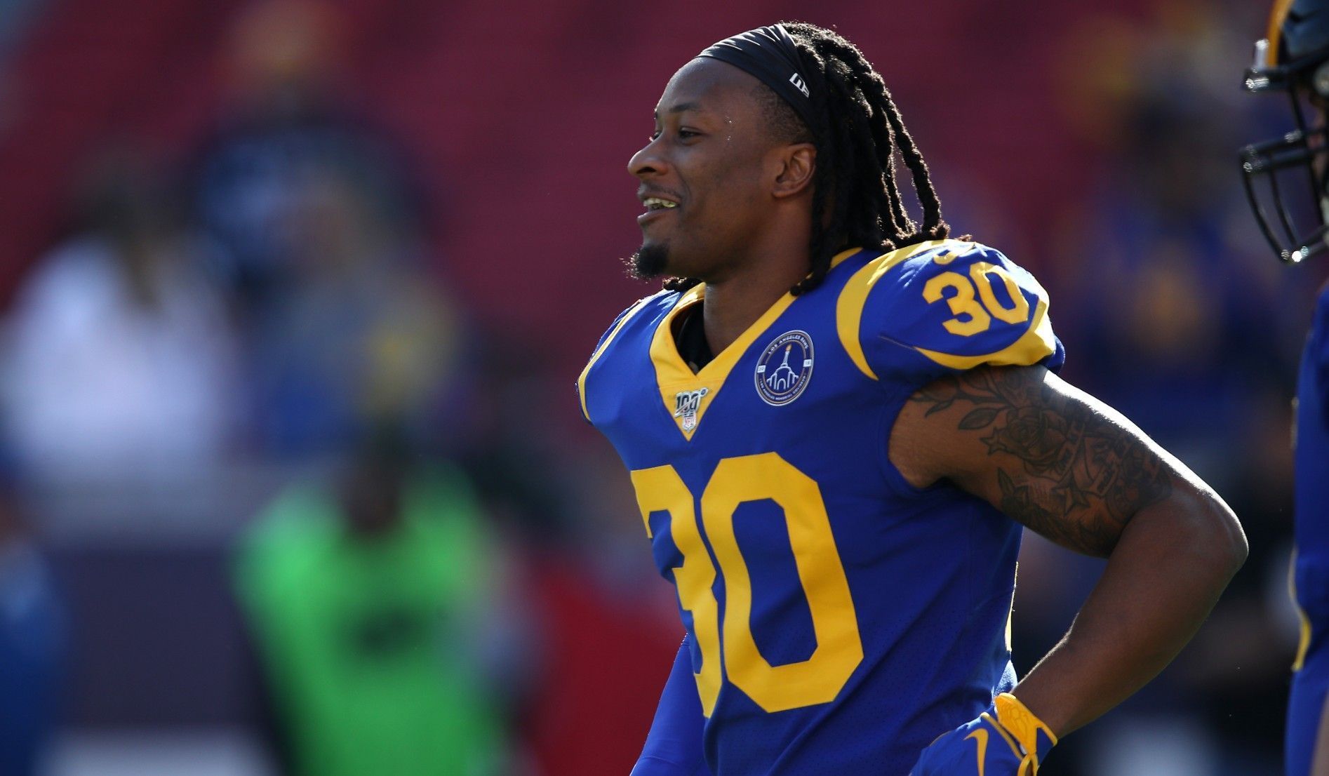 
                <strong>Todd Gurley (Platz 51)</strong><br>
                Am Beispiel des Running Backs ist gut zu erkennen, wie schnelllebig es in der NFL zugeht. Denn Todd Gurley belegte nach einem sensationellen Jahr 2018 im vergangenen Jahr noch Platz fünf auf dieser Liste. In diesem Jahr reichte es wegen Sean McVays reduzierten Spielminuten nur für Rang 51. Blickt man auf die nackten Zahlen und Gurleys Einfluss auf die Rams im vergangenen Jahr, kommt der Running Back aber immer noch deutlich zu gut weg. Gurley erzielte nur 857 Rushing Yards und ließ im Receiving Game mit nur 31 Catches ebenfalls deutlich nach. Die Rams litten an Gurleys Formkrise (nur 3,8 Yards pro Lauf) und verpassten sogar die Playoffs.
              