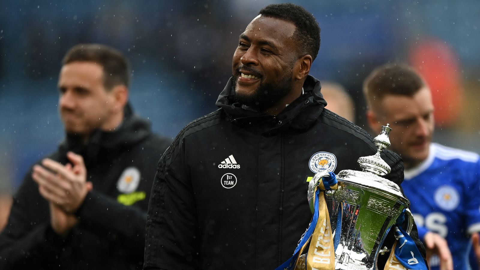 
                <strong>Wes Morgan (zuletzt Leicester City)</strong><br>
                Ein deutlich schöneres Karriereende als Valencia hatte Leicesters langjähriger Abwehrchef Wes Morgan. Der 37-Jährige konnte zum Ausklang seiner Laufbahn sogar noch über einen Titel jubeln. Mit den "Foxes" gewann der Routinier 2020/21 den FA-Cup. "Wes war einer der besten Angestellten. Er hat den Klub durch die erfolgreichste Ära geführt und dabei geholfen, die Standards zu setzen, die den Klub vorangetrieben haben", sagte Präsident Aiyawatt Srivaddhanaprabha über Morgan, der neun Jahre im Klub war und 323 Pflichtspiele für Leicester bestritt. In seiner letzten Saison bei den "Foxes" reichte es für den Oldie allerdings nur noch noch selten zu Einsätzen, dafür war er bei Leicesters sensationellem Meistertitel 2016 ein absoluter Leistungsträger.
              