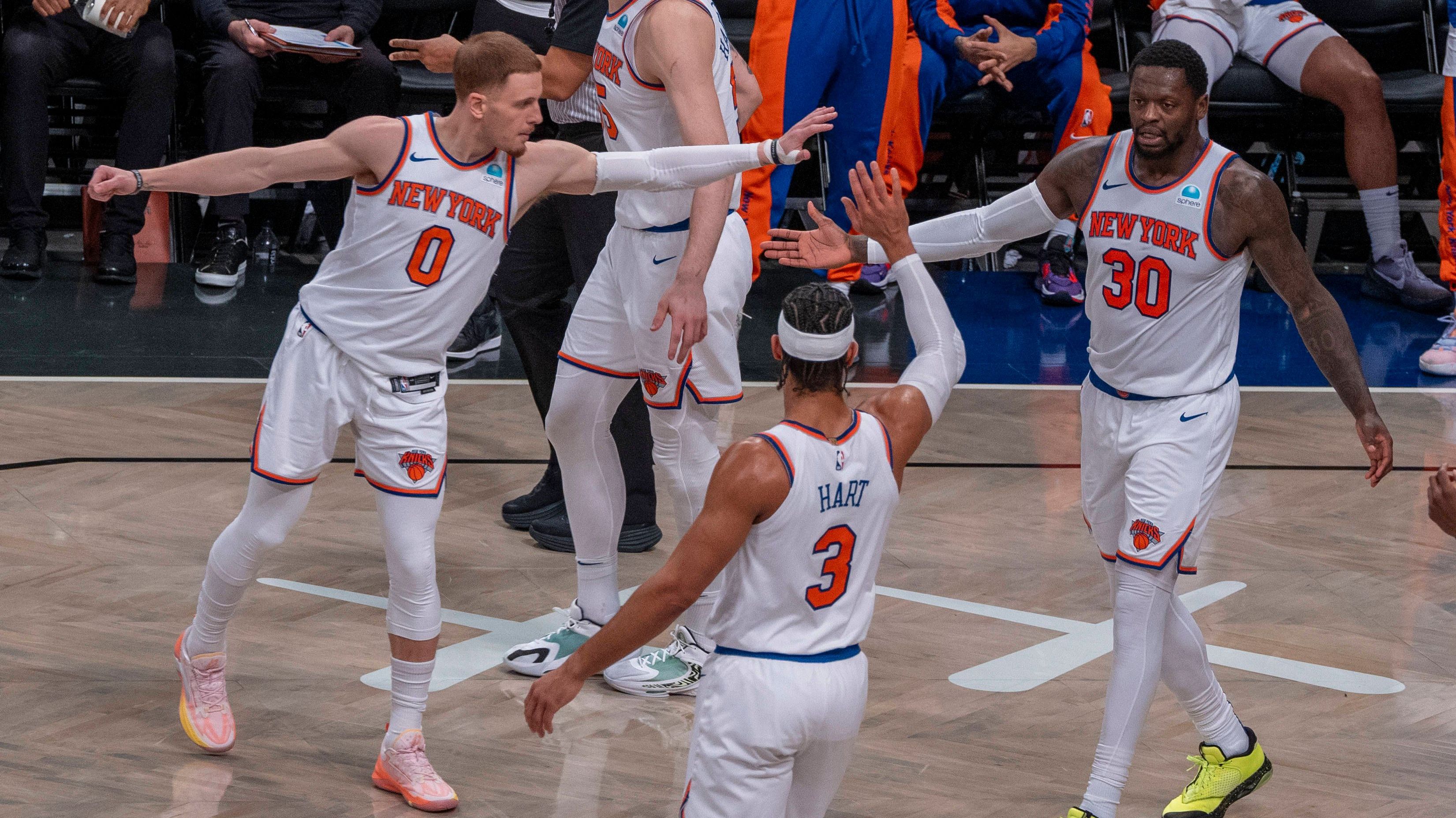 <strong>3.</strong> <strong>New York Knicks (zuvor Rang 8, 32:17)</strong><br>Neun Siege in Folge. Das beste Team im Januar (14:2). Die Knicks klettern und greifen den zweiten Platz im Osten an. Verrückt: Im Dezember war New York das defensiv schlechteste Team der Liga. Im Januar die klare Nummer eins in der gesamten NBA. Der aktuelle Streak ist unglaublich. Den Knicks fehlen mit Randle, Robinson und Anunoby derzeit drei Starter.