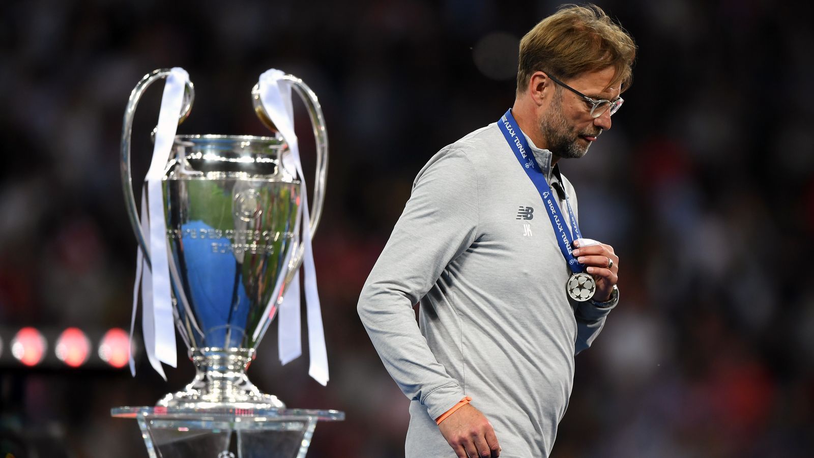 
                <strong>Niederlage Champions-League-Finale 2018</strong><br>
                In der Premier League wurde Liverpool auch 2018 erneut Vierter, in der Champions League war durch den Final-Einzug sogar der ganz große Wurf möglich. In der ukrainischen Hauptstadt Kiew verlor Klopp auch sein drittes, internationales Endspiel als Trainer. Gegen Real Madrid setzte es eine 1:3-Niederlage, maßgeblich verschuldet durch Liverpools Torhüter Loris Karius, dem zwei krasse Fehler unterliefen. So musste Klopp nach der Pleite als Dortmund-Trainer gegen die Bayern (2013; Champions League) sowie als Liverpool-Trainer gegen Sevilla (2016; Europa League) ein drittes Mal an der begehrten Trophäe vorbeigehen. 
              