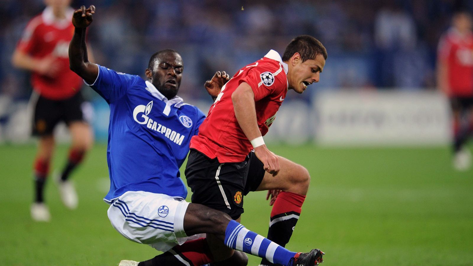 
                <strong>Hans Sarpei</strong><br>
                Linksverteidiger Hans Sarpei war mit seinen damals 34 Jahren schon ein gestandener Profi, als Manchester United zum Champions-League-Halbfinale in Gelsenkirchen auftauchte. Der Routinier kam im Sommer 2010 von Leverkusen nach Gelsenkirchen und es sollte die letzte Profi-Station für den einstigen Nationalspieler Ghanas werden. Nach dem Karrierende 2012 versuchte sich Sarpei als Trainer bei TuS Haltern, fast schon legendär ist aber seine Fußball-Sendung "Das T steht für Coach". Dabei trainiert Sarpei deutsche Amateur-Teams.
              