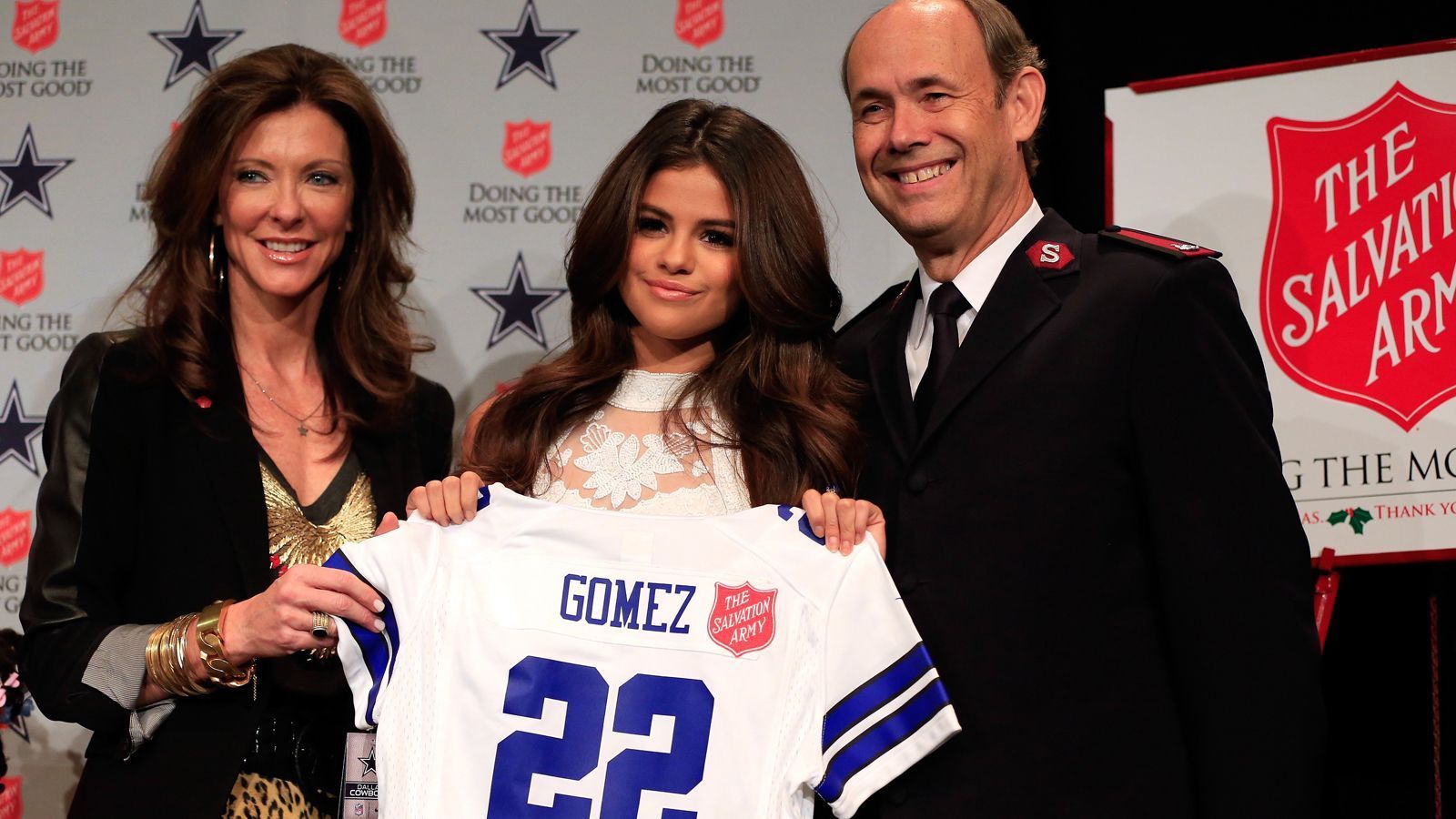 
                <strong>Selena Gomez (Dallas Cowboys)</strong><br>
                Popstar Selena Gomez wurde in einem Vorort von Dallas geboren. Kein Wunder, dass sie Fan der Cowboys ist. Sie hat auch schon für ihr Team gesungen: Als Halbzeit-Act bei einem Thanksgiving Game.
              