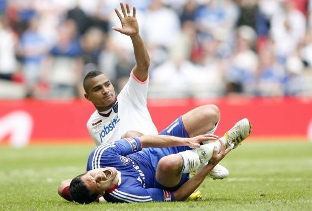 
                <strong>Mai 2010</strong><br>
                Kevin Prince Boateng tritt Michael Ballack kaputt. Ganz Deutschland schreit auf - und bejubelt dann eine herausragende WM in Südafrika.
              