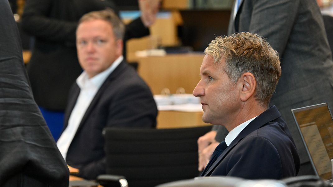 Björn Höcke (r, AfD) und Mario Voigt (l, CDU), Fraktionsvorsitzende ihrer Parteien, im Plenarsaal des Thüringer Landtags. 