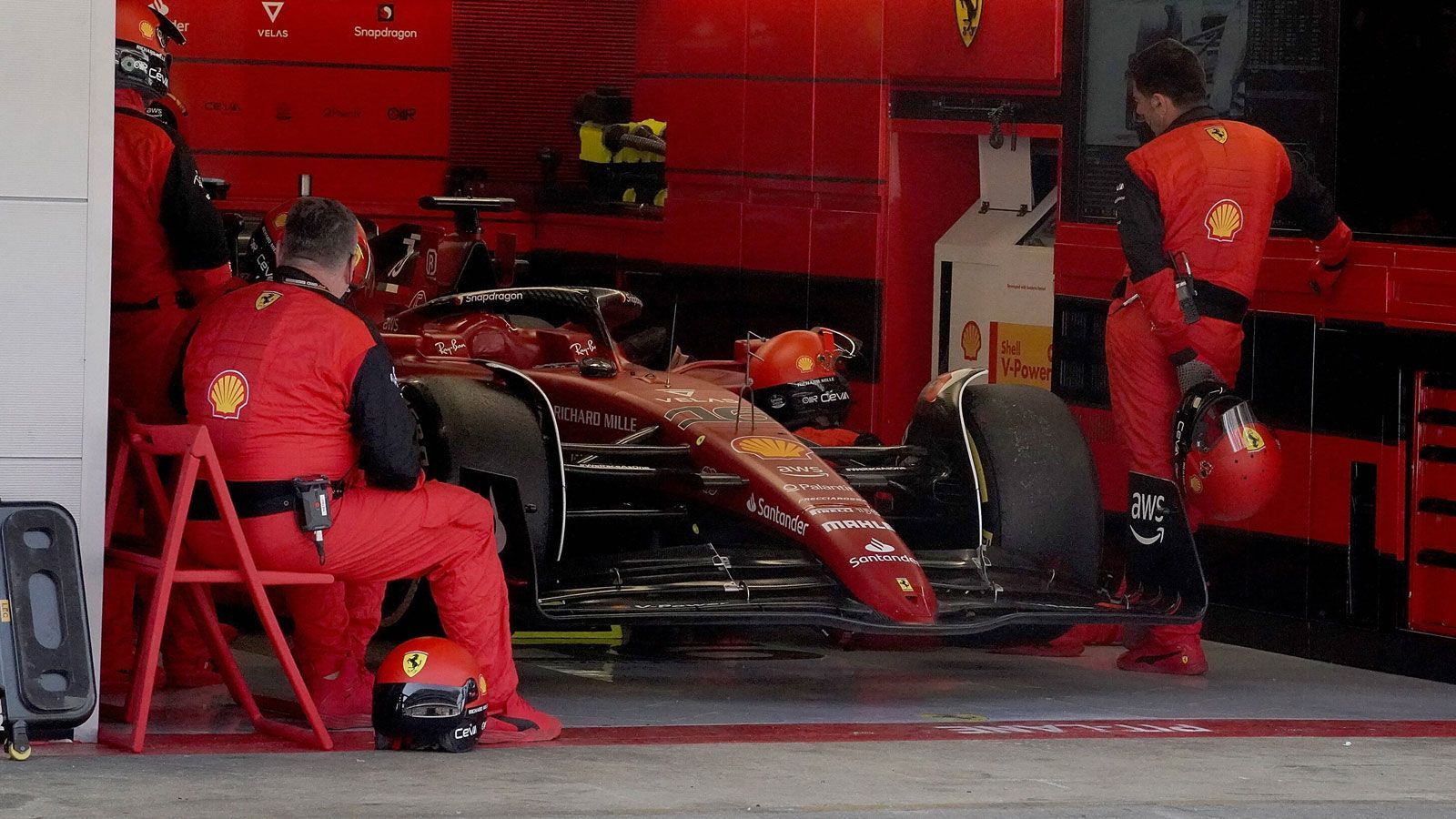 
                <strong>Verlierer: Ferrari</strong><br>
                Das Wochenende zum Vergessen von Charles Leclerc haben wir schon in aller Breite dargelegt. Doch für Ferrari läuft auch ansonsten an diesem Rennsonntag nicht viel zusammen. Carlos Sainz jr. erwischt früh eine Windböe, sein Fahrzeug dreht sich in einer langgezogenen Kurve und vollführt eine Pirouette im Kiesbett. Letztlich reicht es mit Platz vier nur zur Schadensbegrenzung. Wie in Imola findet die Siegerehrung ohne das Traditionsteam statt. Die WM-Führungen sind futsch, die Feierwochen zumindest vorerst vorbei.
              