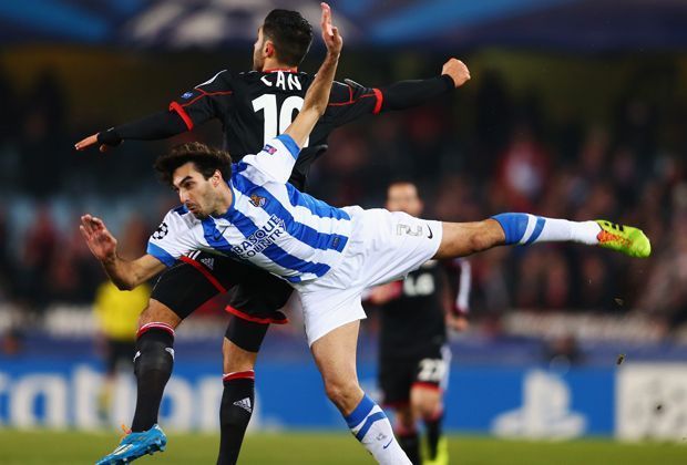 
                <strong>Real Sociedad San Sebastian - Bayer Leverkusen 0:1</strong><br>
                Leverkusens Emre Can kämpft gegen Carlos Martinez von San Sebastian um den Verbleib in der Champions League
              