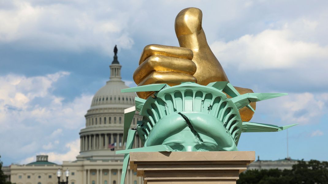 Eine "Dictator Approved"-Skulptur mit einer goldfarbenen Hand, die die Krone der Freiheitsstatue zerschlägt auf der National Mall in Washington, D.C..
