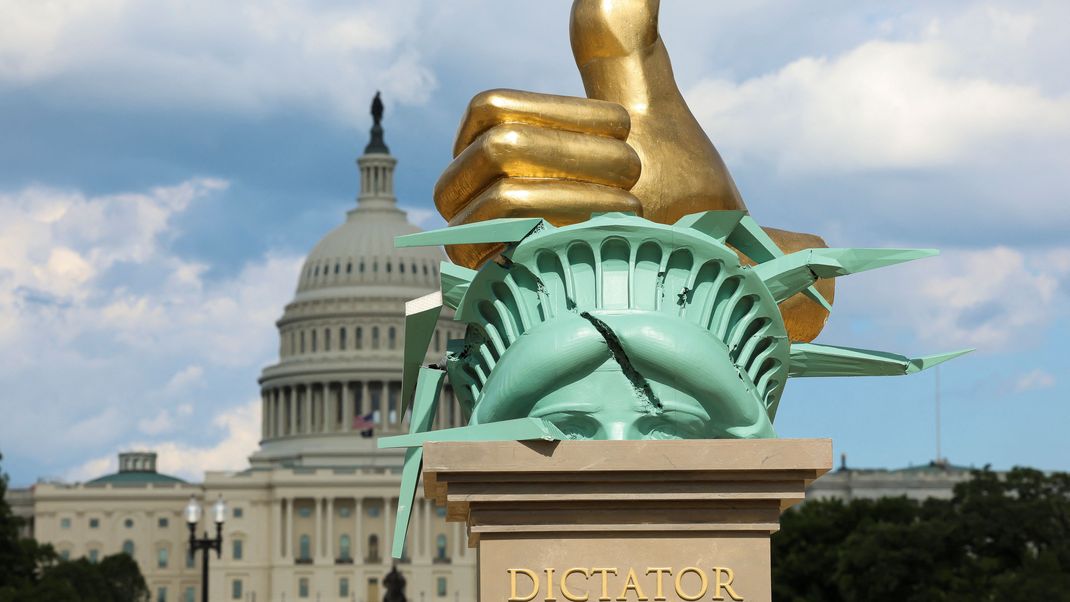Eine "Dictator Approved"-Skulptur mit einer goldfarbenen Hand, die die Krone der Freiheitsstatue zerschlägt auf der National Mall in Washington, D.C..