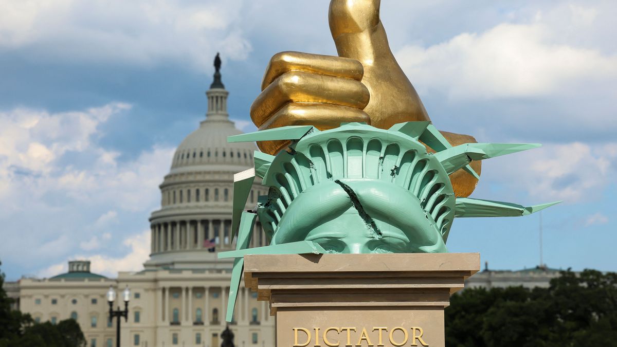 Eine "Dictator Approved"-Skulptur mit einer goldfarbenen Hand, die die Krone der Freiheitsstatue zerschlägt auf der National Mall in Washington, D.C..