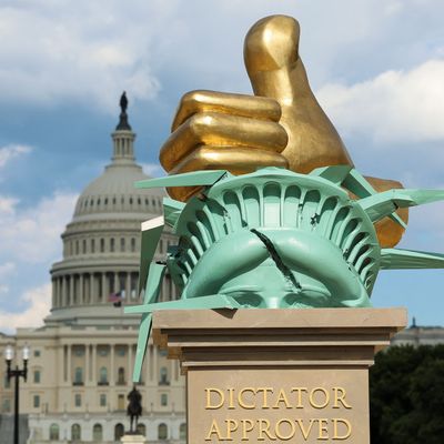 Eine "Dictator Approved"-Skulptur mit einer goldfarbenen Hand, die die Krone der Freiheitsstatue zerschlägt auf der National Mall in Washington, D.C..