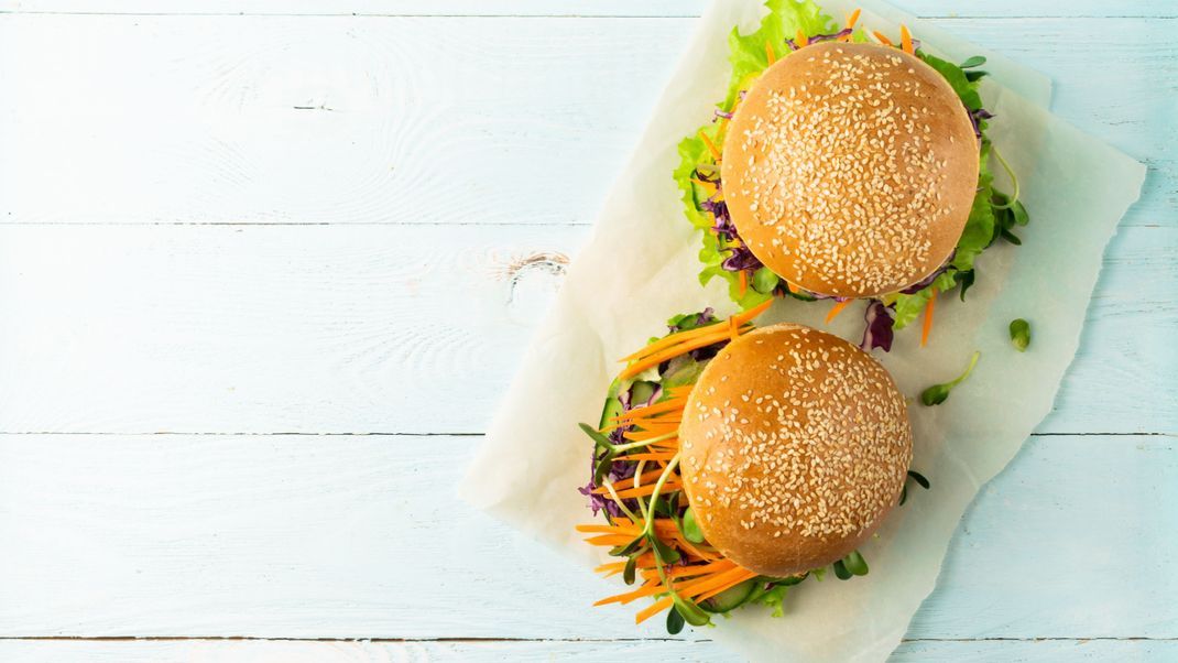 Wenn du magst, kannst du deinen Burger auch mit dem Gemüse belegen, das du gerade im Garten oder zu Hause hast .