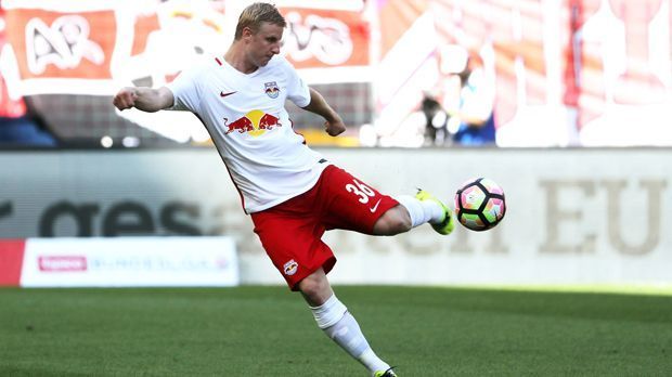 
                <strong>Innenverteidiger - Martin Hinteregger</strong><br>
                Als 13-Jähriger holte RB Salzburg Martin Hinteregger vom Kärntner Provinzklub Sirnitz ins Nachbarbundesland und formte aus dem Linksfuß im Laufe der Jahre einen Top-Innenverteidiger. Unter Huub Stevens debütierte er, doch so richtig startete der heutige Augsburger erst 2012 durch, als Roger Schmidt das Traineramt in Salzburg übernahm. Im Januar 2016 versuchte der passionierte Hobby-Jäger das erste Mal sein Glück in Deutschland, wurde nach Ablauf seiner Leihe jedoch nicht von Gladbach gekauft. So schlug im Spätsommer 2016 der FCA für geschätzte sieben Millionen Euro Ablöse zu. Zum Abschied bekannte sich Hinteregger zu Salzburg und erklärte, dass er aus Respekt vor den Salzburger Fans nicht den von seinen Mitspielern so oft gewählten Weg zum RB-Schwesterklub Leipzig machen wolle.
              