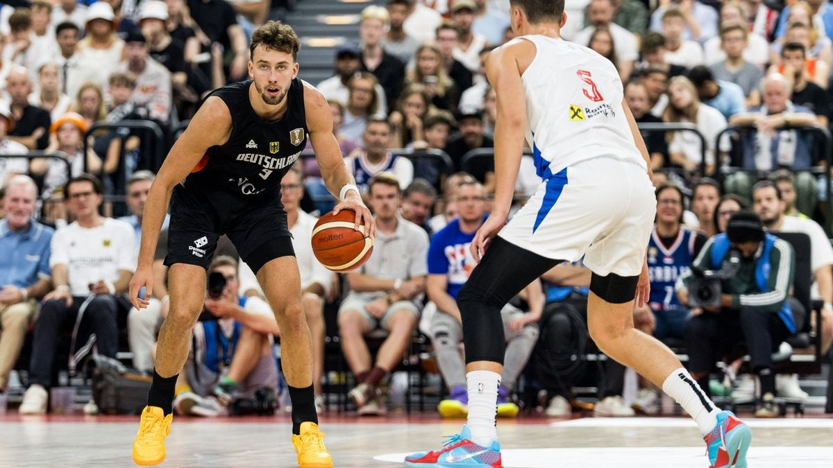Franz Wagner (l.) im Duell mit Serbiens Nikola Jovic