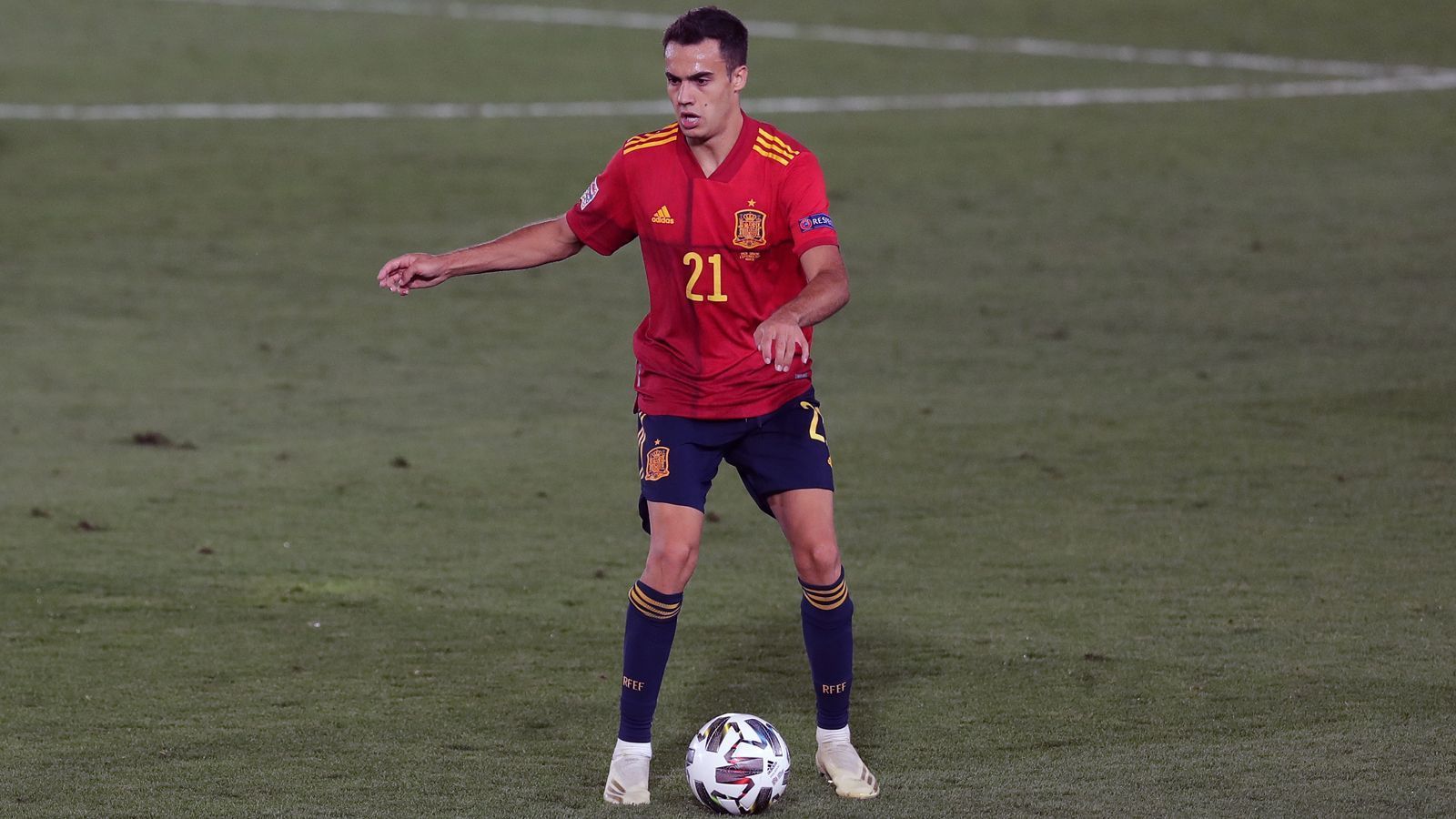 
                <strong>Sergio Reguilon (Tottenham Hotspur)</strong><br>
                Ebenfalls fünf A-Länderspielen stehen bislang in der Vita von Außenverteidiger Sergio Reguilon. Der gebürtige Madrilene, der in der Vorsaison als Leihspieler mit Sevilla die Europa League gewann, wechselte im Sommer 2020 von Stammklub Real zu Tottenham. Dort pendelt der 23-Jährige unter Coach Jose Mourinho zwischen Startelf und Ersatzbank. Auf Sicht könnte das einstige Real-Talent wohl bei den Spaniern dem langjährigen Nationalmannschafts-Linksverteidiger Jordi Alba den Rang ablaufen. Dabei könnte Reguilon zugute kommen, dass Alba ausgerechnet zu seinem Ex-Barca-Coach Luis Enrique ein äußerst kompliziertes Verhältnis nachgesagt wird.
              