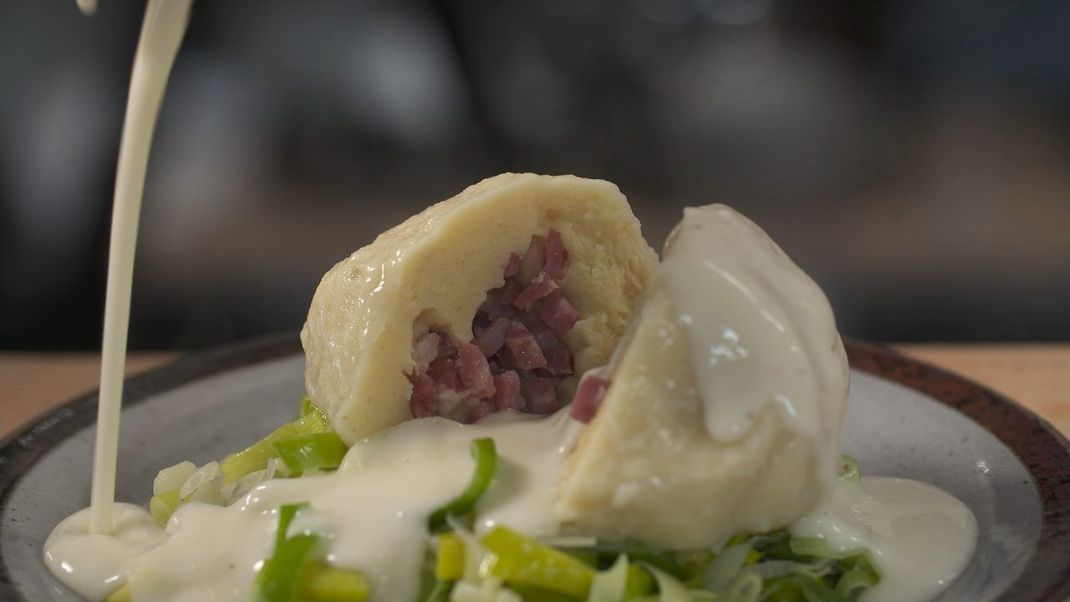 Nesterhebbes kommt ursprünglich aus Nordhessen. Serviert wird der Kloßteig mit Fleischfüllung mit Bechamel-Sauce auf einem Lauch-Nest.