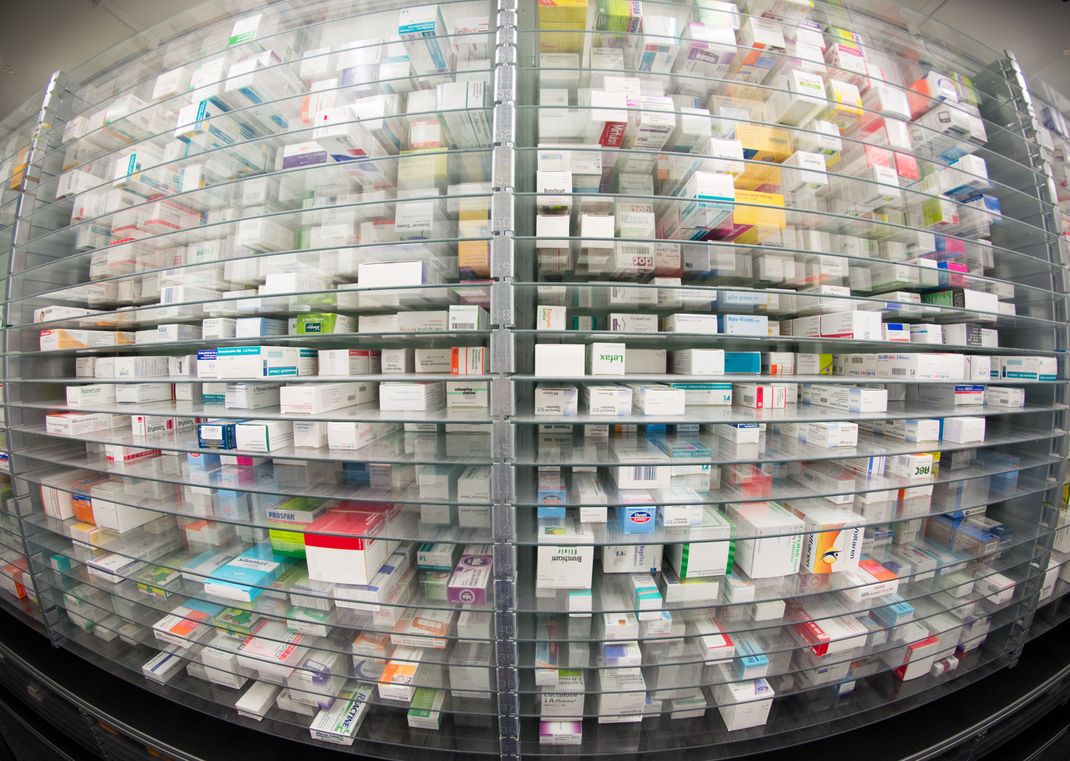 ARCHIV - 29.04.2015, Hamburg: Medikamente liegen in den Regalen eines Kommissionierautomaten einer Apotheke. (zu dpa: «Was bedeuten Trumps Zölle auf Arzneien für Deutschland?») Foto: Daniel Reinhardt/dpa +++ dpa-Bildfunk +++