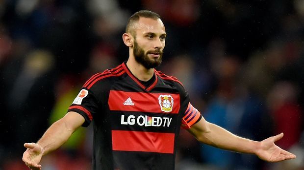 
                <strong>Ömer Toprak (Bayer)</strong><br>
                Ömer Toprak (Bayer Leverkusen): Im Falle eines Wechsel von Mats Hummels zum FC Bayern soll sich der BVB laut "kicker" auch mit Ömer Toprak beschäftigen. Der Kapitän von Bayer Leverkusen wäre im Gegensatz zu Niklas Süle die erfahrenere Alternative. Der Türke absolvierte in der Bundesliga bislang für Freiburg und Leverkusen 164 Partien. Beim rheinischen Champions League-Anwärter hat der 26-Jährige noch einen Vertrag bis 2018.
              