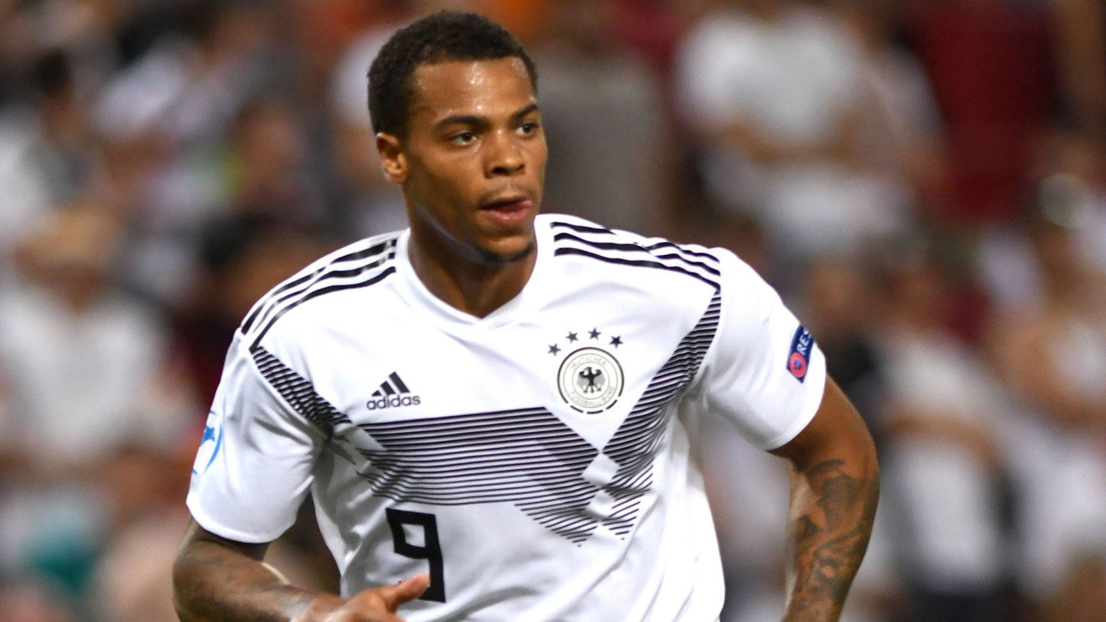 
                <strong>Lukas Nmecha</strong><br>
                Kommt nach 79 Minuten für Neuhaus in die Partie und vergibt nach einem Stellungsfehler in der rumänischen Abwehr frei vor Keeper Radu kläglich. Kurz vor Ende der regulären Spielzeit entwischt die Sturmkante erneut seinem Bewacher und holt den letztlich siegbringenden Freistoß am Strafraum heraus. Auch anschließend ist er stetiger Unruheherd. ran-Note: 3
              