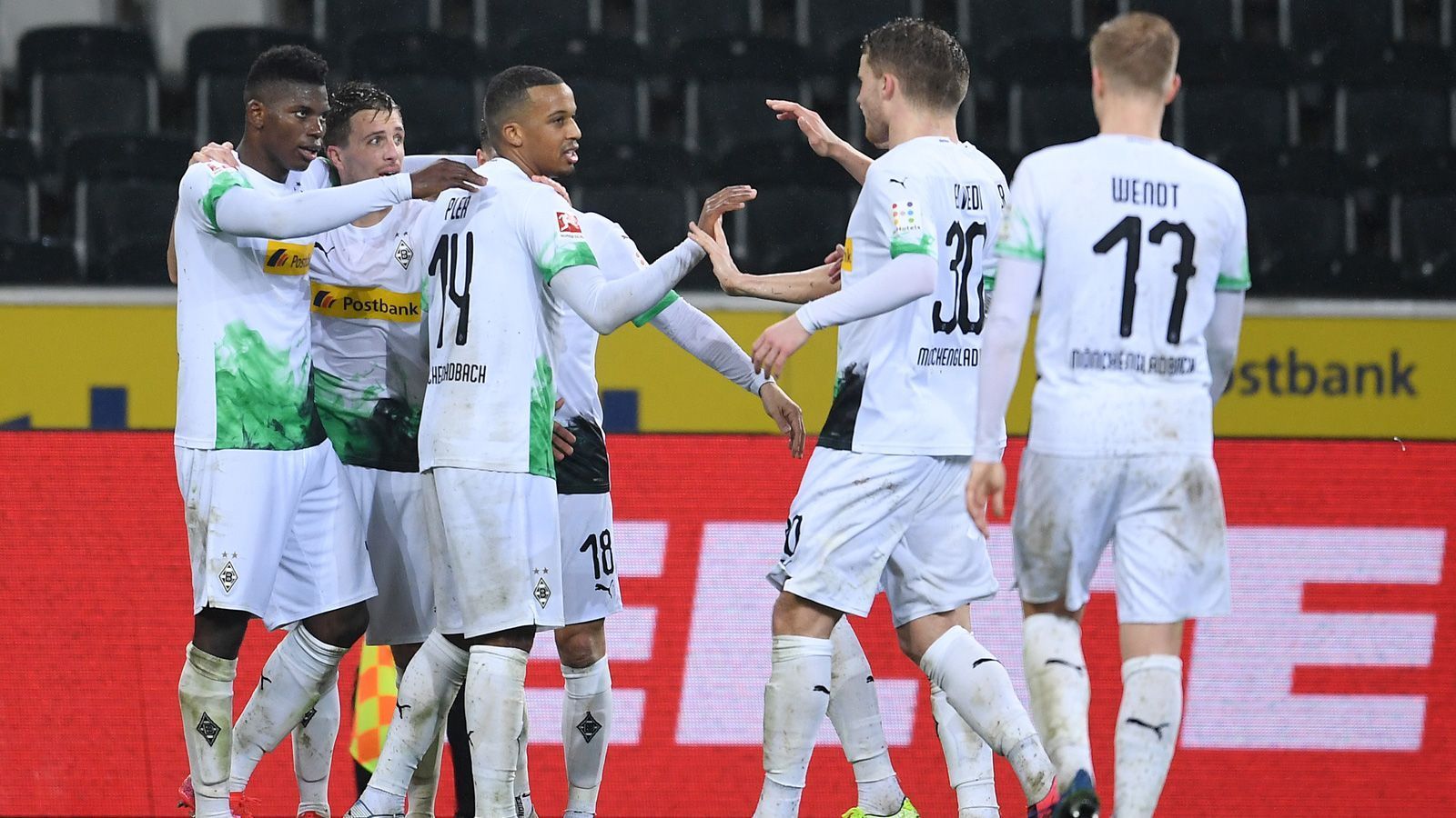 
                <strong>4. Borussia Mönchengladbach (49 Punkte)</strong><br>
                Bei diesem Rennen darf man auch die "Fohlen" nicht außen vor lassen. Mit dem Sieg im Geisterspiel gegen den 1. FC Köln befinden sich Gladbach nur sechs Punkte hinter dem FC Bayern. Zudem steht am 31. Spieltag das Spiel in München an, doch Marco Rose wird einen Teufel tun und Richtung Tabellenspitze schielen. Den noch hält Gladbach den letzten Champions-League-Platz und im Rücken lauert ein gefährlicher Gegner ...
              