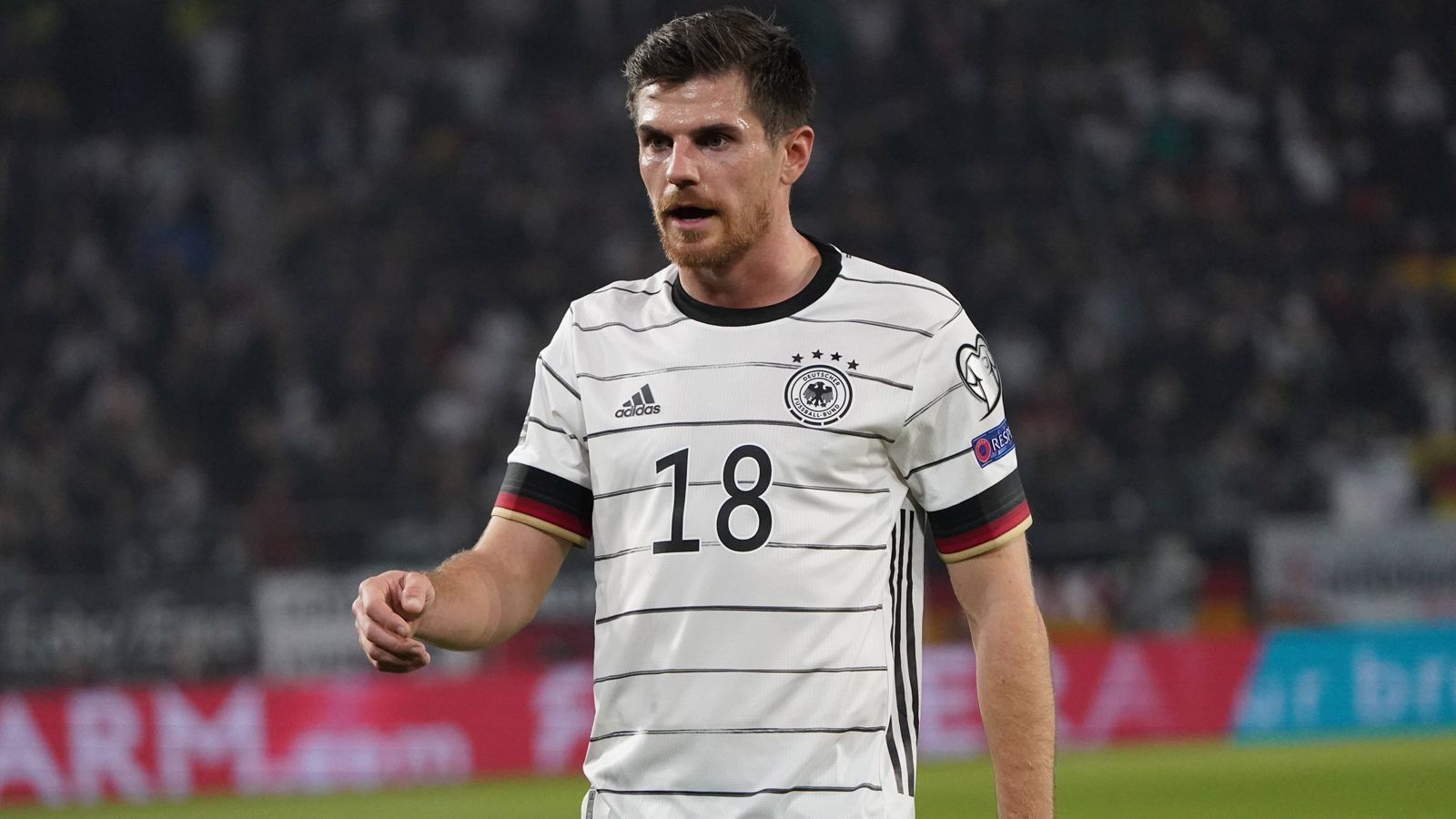 
                <strong>Gewinner: Jonas Hofmann</strong><br>
                Unter Joachim Löw war Jonas Hofmann maximal ein Ergänzungsspieler, hatte lediglich drei Einsätze in der Nationalmannschaft und stand nie in der Startelf. Unter Hansi Flick ist er plötzlich als Rechtsverteidiger gesetzt und setzt dabei offensive Impulse. Hofmann scheint unter dem neuen Bundestrainer regelrecht aufzublühen und sagt: "Es weht ein frischer Wind durch die Mannschaft. Das kennt man auch aus der Bundesliga, wenn ein neuer Trainer kommt. Jeder kann sich neu beweisen und gibt Vollgas." Hofmann ganz besonders!
              