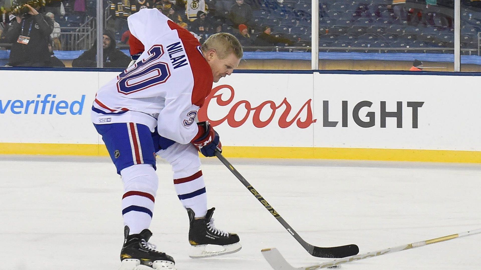 
                <strong>Chris Nilan: Der Meister der Strafen in einem Spiel</strong><br>
                Einen unrühmlichen Rekord sicherte sich Chris Nilan. Im Trikot der Boston Bruins sammelte der Flügelspieler 1991 zehn Strafen in nur einem Spiel. Mehr gab es nie. Addiert kam Nilan auf 42 Strafminuten, was allerdings deutlich nicht für den Rekord an Strafminuten in einem Spiel ausreicht. Dieser besteht seit 1979 und wurde von Randy Holt aufgestellt. "Nur" neun Penalties genügten ihm für schier uneinholbar wirkende 67 Strafminuten. 
              