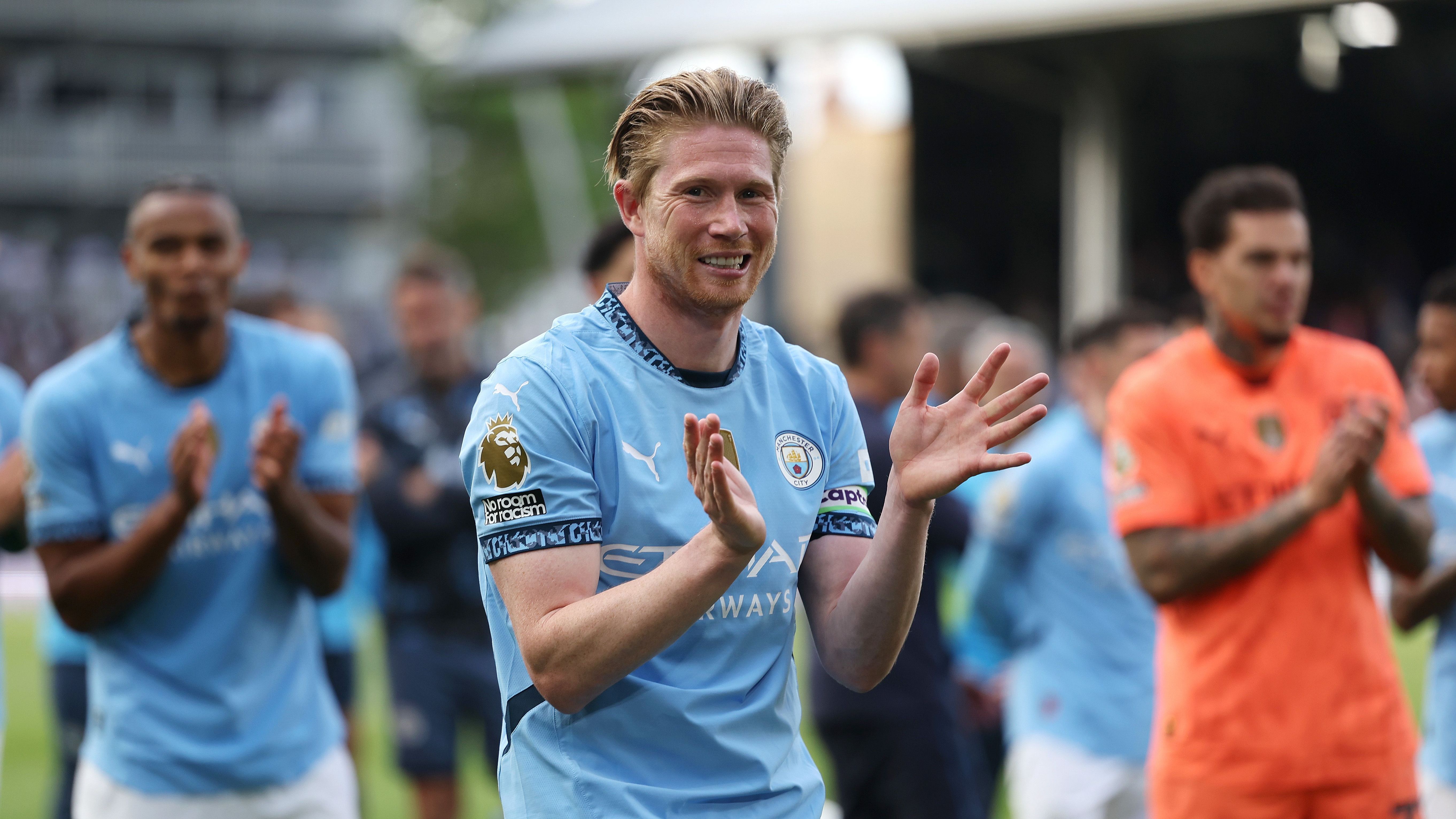 <strong>Kevin de Bruyne (Manchester City)</strong><br>Der 33-Jährige feierte seinen Abschied bei Manchester City und kann seine Zukunft frei planen. Der SSC Neapel soll dabei de Bruyne ein lukratives Angebot gemacht haben. Demnach beträgt das Handgeld alleine zehn Millionen Euro. Der Belgier soll auf drei Jahre dann ein Gehalt über 17 Millionen Euro verdienen...