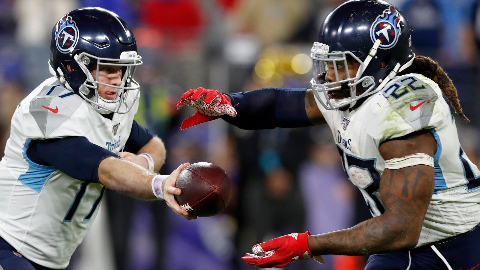 
                <strong>Was machen die Titans mit Derrick Henry und Ryan Tannehill? </strong><br>
                Die Tennessee Titans waren das Überraschungsteam der Saison, die Offense um Quarterback Tannehill und Running Back Henry das Prunkstück. Offen ist aber, ob die beiden Leistungsträger auch 2020 bleiben. Tannehill wollte sich nach dem Aus im Championship-Game gegen die Chiefs nicht äußern, bei Yards-Monster Henry hörte es sich immerhin nach mehr als Gesprächsbereitschaft an, was einen neuen Vertrag betrifft. Essentielle Entscheidungen bei der weiterführenden Frage, wie stark die Titans denn 2020 sein werden.
              