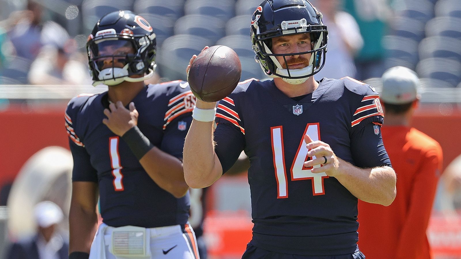
                <strong>Verlierer: Andy Dalton </strong><br>
                Andy Dalton (r.) hat auch schon schönere Zeiten in der NFL erlebt. Nach seinem Trade von Dallas nach Chicago verlief der Start mehr als unangenehm. Bears-Fans buhten den Quarterback vom Feld, während sie den hoffnungsvollen Rookie-QB Justin Fields lautstark anfeuerten. Daltons Statistiken in der Preseason: 13/21 Pässe, 164 Yards, 1 Touchdown, 1 Interception. In Spiel drei spielte er gar nicht. Und da wäre neben Fields ja auch noch Nick Foles. Es könnte eine bittere Saison für Dalton werden.
              
