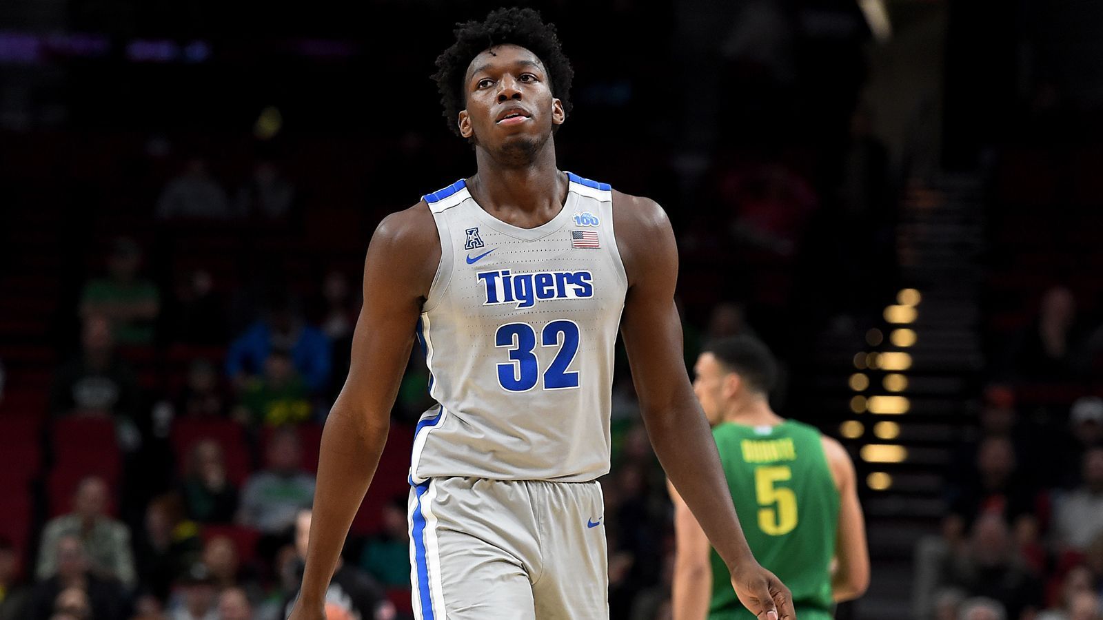 
                <strong>2. Pick - Golden State Warriors: James Wiseman, C</strong><br>
                Der Champion von 2015, 2016 und 2018 sichert sich die Dienste des athletischen Centers von der University of Memphis. Nach einer aufgrund von vielen Verletzungen verlorenen Saison, wollen die Golden State Warriors wieder ganz vorne mitspielen. James Wiseman könnte dabei trotz seiner 19 Jahre schon eine entscheidende Rolle einnehmen, auf den großen Positionen ist Golden State nur dünn besetzt. Der Center verfügt über die Athletik und die Finesse, um unter dem Korb zu punkten. Er hat zumindest das Potenzial und die körperlichen Voraussetzungen, zu einem guten Verteidiger zu werden. 
              