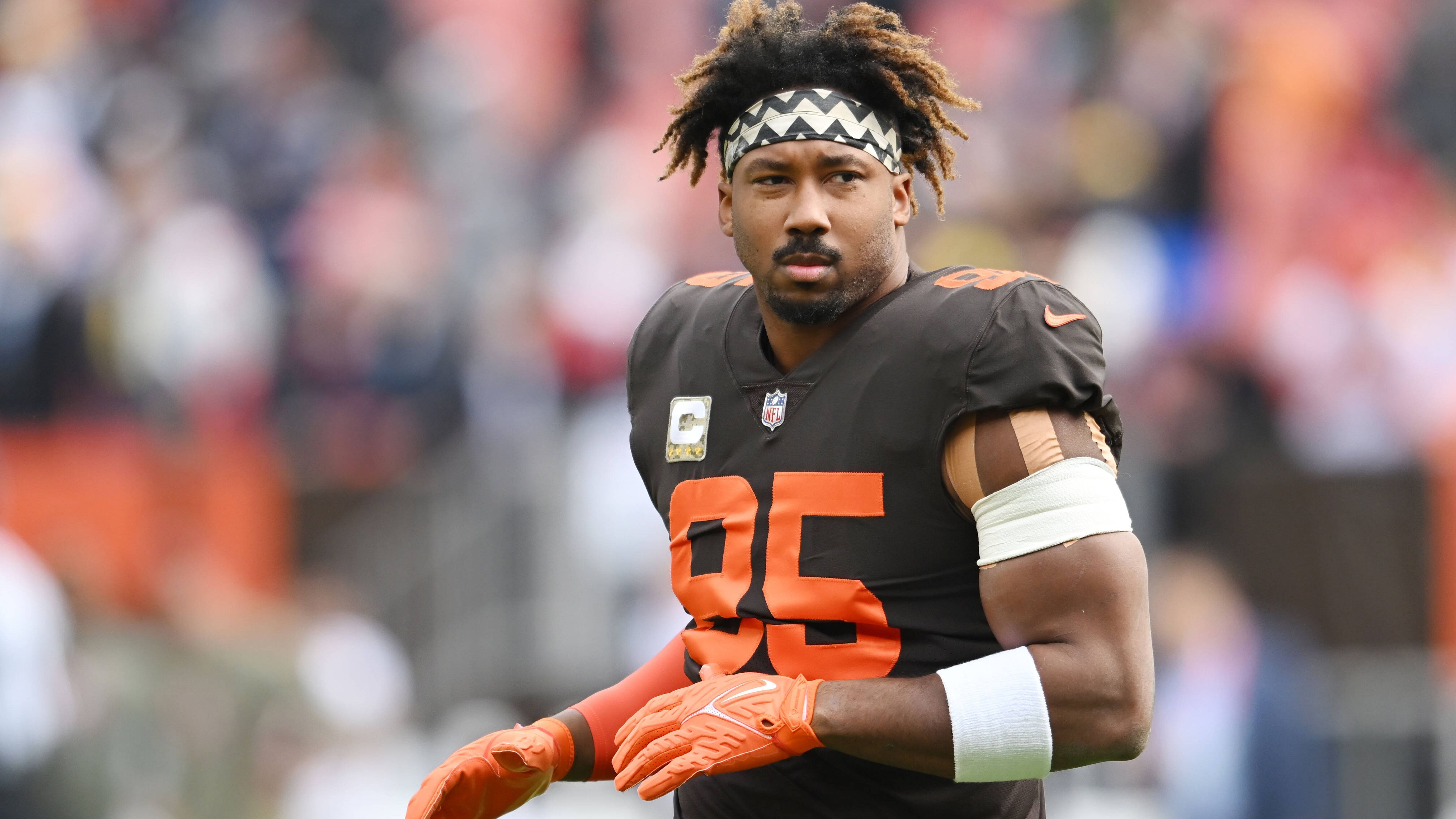 
                <strong>First Overall Pick 2017: Myles Garrett (Defensive End, Cleveland Browns)</strong><br>
                Die Verbesserung der Defense der Cleveland Browns in den vergangenen Jahren ist zu einem großen Teil der Verpflichtung von Myles Garrett zu verdanken. Der 27-Jährige entwickelte sich über die Jahre zu einem der besten und aggressivsten Edge Rusher der NFL. Garrett rangiert seit 2017 in Sachen Sacks nur hinter T.J. Watt von den Pittsburgh Steelers und Aaron Donald von den Los Angeles Rams und wurde zweimal zum First-Team All Pro gewählt und dreimal in den Pro Bowl berufen.
              