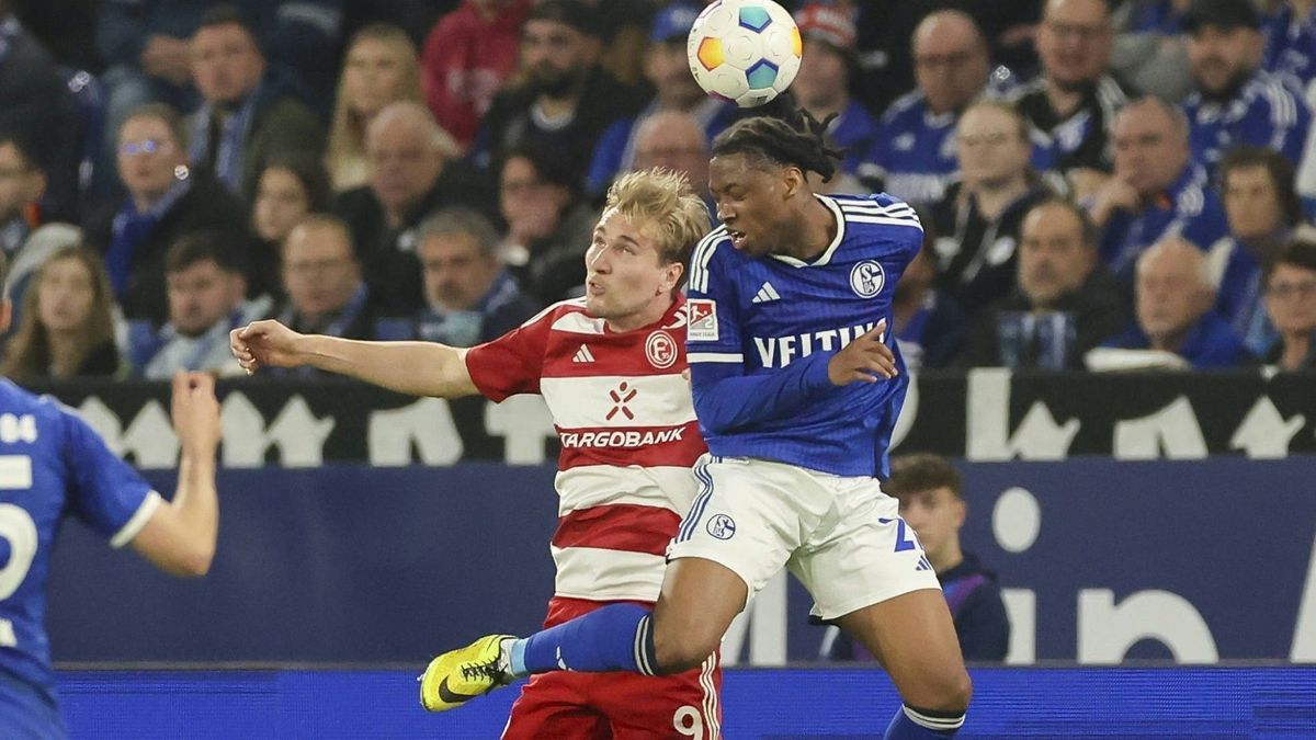Kopfballduell bei Schalke 04 gegen Fortuna Düsseldorf