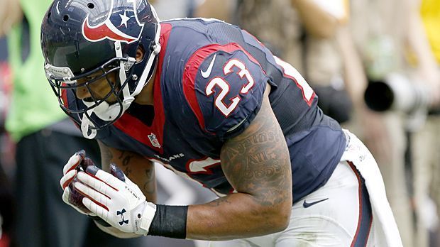 
                <strong>Arian Foster</strong><br>
                Arian Foster ist ein sehr spiritueller Mensch. Der Running Back der Houston Texans, dessen Saison nach einem Riss der Achillessehne beendet ist, verneigt sich nach einem Touchdown vor seinen Gegnern und deren Fans. Spätestens nach dem zweiten Touchdown des Superstars dürften diese das aber nicht mehr lustig finden.
              