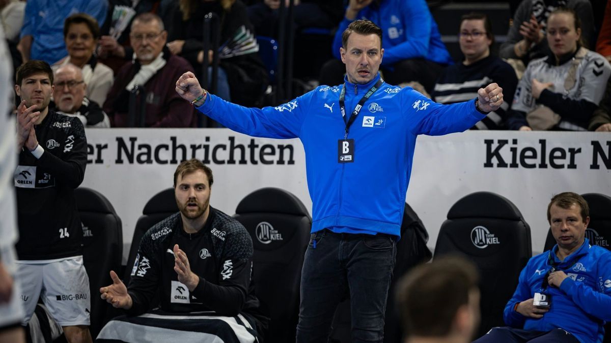 THW-Coach Filip Jicha ballt jubelnd die Fäuste