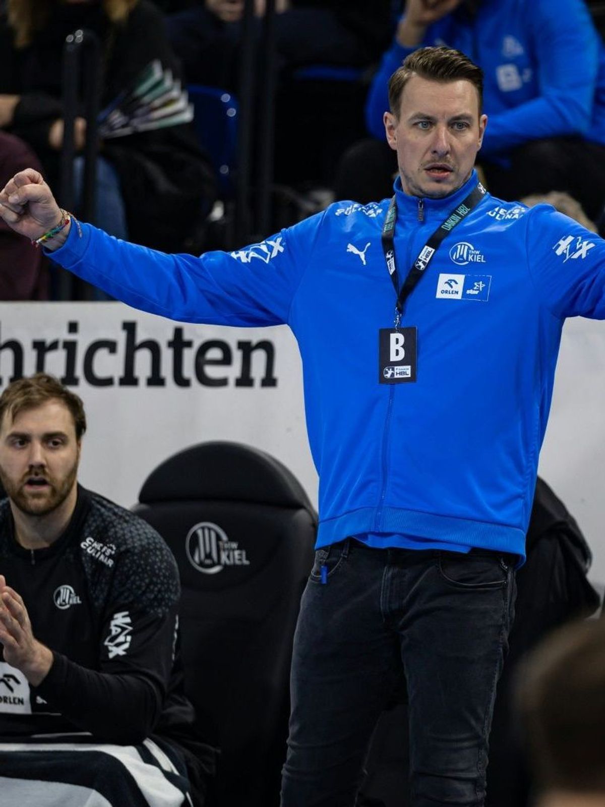 THW-Coach Filip Jicha ballt jubelnd die Fäuste