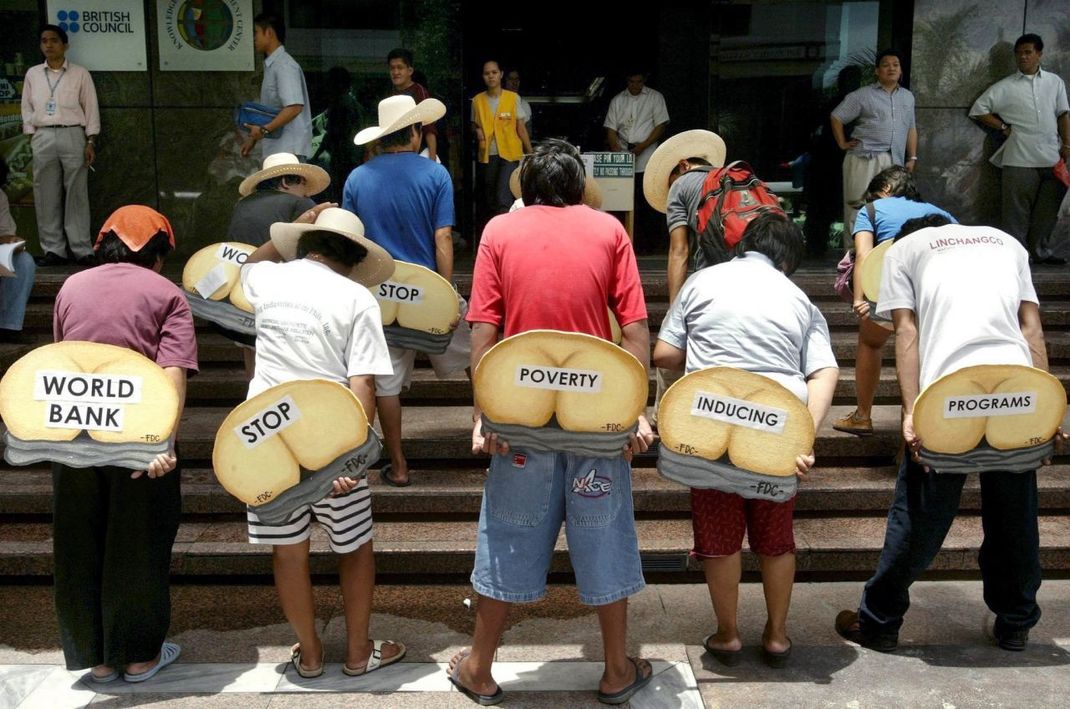 Ärmere Länder fühlen sich bei den Entscheidungen der Weltbank zum Teil übergangen. Deshalb protestieren einige Menschen wie diese philippinischen Demonstrant:innen im Jahr 2005.