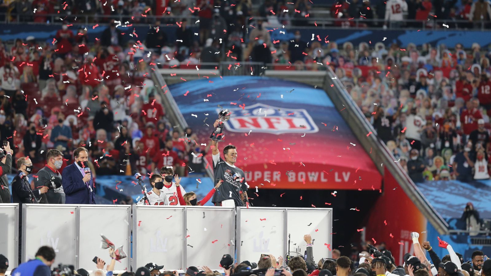
                <strong>Nach Spielplanveröffentlichung: Die Eröffnungsspiele der NFL seit 2004</strong><br>
                Die NFL veröffentlicht in der Nacht (ab 2 Uhr LIVE im Stream auf ran.de) den neuen Spielplan und Woche eins inklusive des Eröffnungsspiels dabei vorab. Die Tampa Bay Buccaneers haben als Super Bowl-Champion dabei traditionell den Season Opener vor eigenem Publikum. ran.de zeigt alle Eröffnungsspiele seit 2004, als diese Tradition erstmals installiert wurde.
              