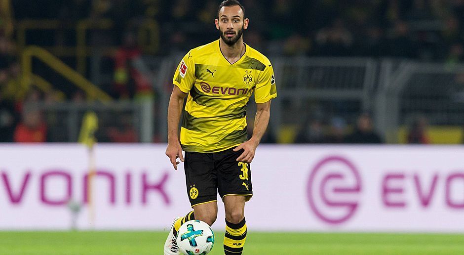 
                <strong>Gewinner: Ömer Toprak</strong><br>
                Auch der türkische Innenverteidiger profitiert vom Trainerwechsel. Musste er im letzten Bosz-Monat zumeist zuschauen, scheint Ömer Toprak bei Stöger als Nebenmann von Sokratis gesetzt zu sein. Ihm kommt besonders entgegen, dass der Spielaufbau nun wieder nach vorne ins defensive Mittelfeld verlagert wurde. Denn mit dieser Aufgabe schien der Linksfuß zumeist überfordert zu sein. Nun kann er sich auf seine große Stärke konzentrieren: die Arbeit gegen den Ball.
              