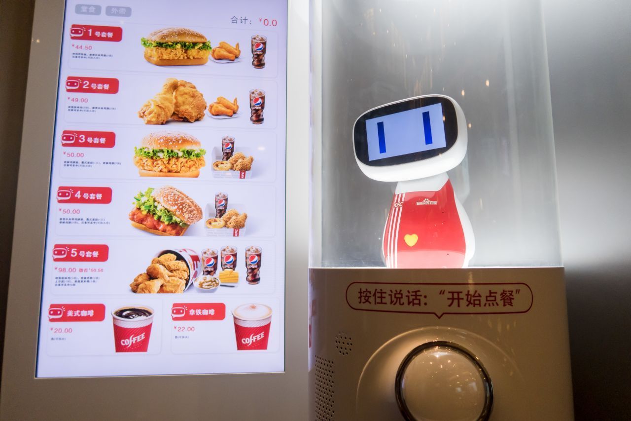 Pommes, Burger, mit Ketchup oder Mayo? Dieser Roboter arbeitet in einem KFC im chinesischen Shanghai und bedient dort die Gäste. 