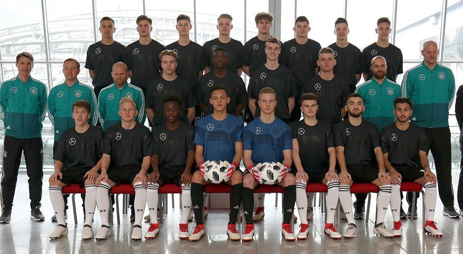 
                <strong>Deutsches Aufgebot bei der U17-EM</strong><br>
                Am 4. Mai startet die U17-EM in England. Auch Deutschland will ein Wörtchen um den Titel mitreden. ran.de stellt die Jungs von Coach Michael Prus (im Bild ganz links) vor.
              