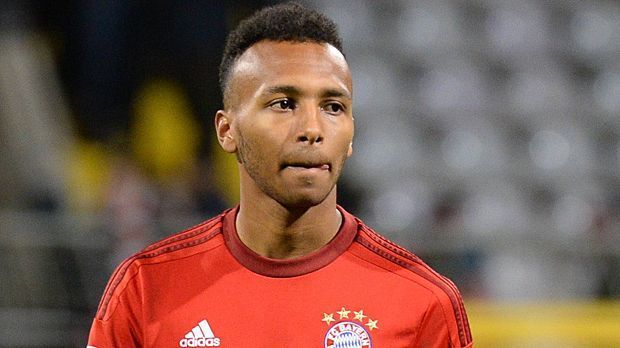 
                <strong>Julian Green</strong><br>
                Julian Green: Er war die Überraschung in der Bayern-Aufstellung. Der junge Amerikaner wollte scheinbar seine Startelfchance nutzen, wirkte aber häufig übermotiviert. Versuchte sich erst über die rechte Seite, kam zu Beginn der zweiten Hälfte über rechts, doch seine Hereingaben waren oft ungenau oder landeten im Aus. Wurde in der 60. Minute durch Arturo Vidal ersetzt. ran-Note: 3-
              