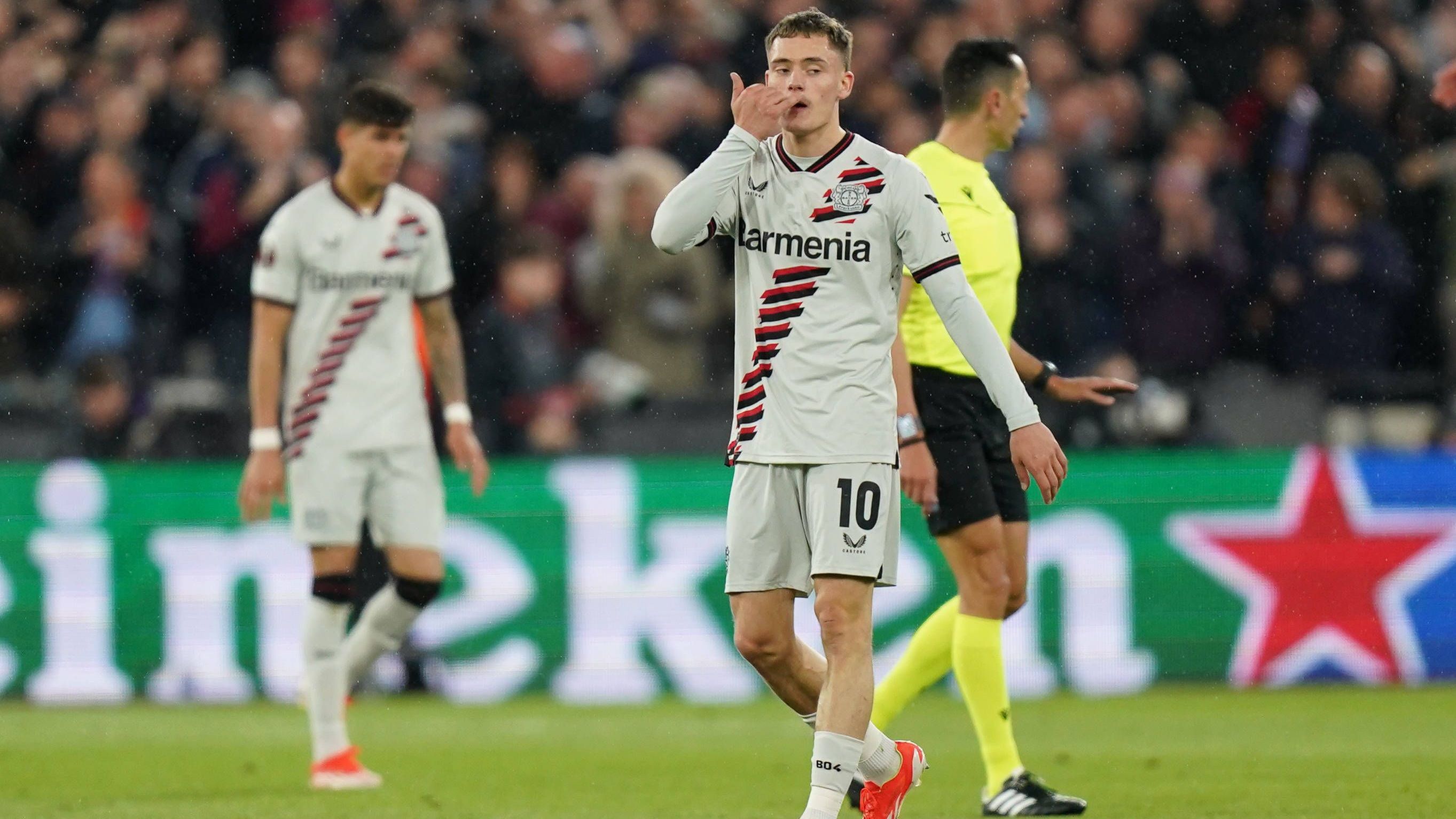 <strong>Florian Wirtz</strong><br> Wird defensiv meist locker überspielt, kann mit dem Ball wenig beisteuern. Das liegt auch daran, dass Leverkusen insgesamt kaum in die Hälfte von West Ham kommt, doch auch wenn Wirtz sich tief anbietet, fällt ihm nicht so viel ein. Ungewohnt viele technische Fehler, kurz nach der Pause rutscht ihm eine gute Chance über den Schlappen. <strong><em>ran</em></strong>-Note: 4.