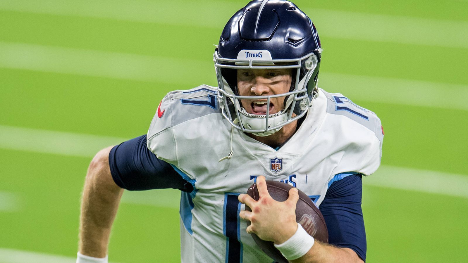 
                <strong>Tennessee Titans</strong><br>
                Ryan Tannehill hatte in der Saison 2019 mit den Titans Brady und die Patriots in der Wild-Card Round in Foxborough aus den Playoffs geworfen, außerdem gewann Tannehill den Award für das "Comeback des Jahres". Tannehill mag in den Augen Bradys nach der Playoff-Pleite ein "MF" sein, dass die Titans den Vertrag ihres Comebackers kurz vor dem Start der Free Agency im März 2020 verlängerten, ist dann aber keine große Überraschung gewesen.
              