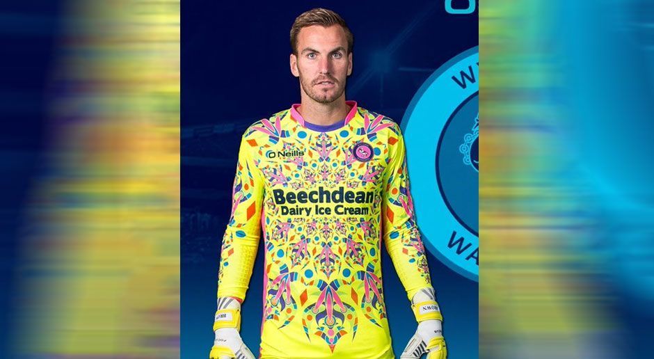 
                <strong>Mit Farbschock zur weißen Weste?</strong><br>
                Scott Brown, Torhüter des englischen Viertligisten Wycombe Wanderers, kann einem wirklich leid tun. Der Keeper muss in der kommenden Saison in einem ziemlich hässlichen Trikot auflaufen. Die kuriose Farbkombination dient angeblich einem guten Zweck. "Das Design soll den Torwart größer erscheinen lassen, wenn ein Stürmer aufs Tor zuläuft. Das Kaleidoskop-Muster auf der Brust soll mit seinem störenden 'magic-eye-effect' den Blick des Gegners auf sich ziehen und ihn so beim Schuss stören", heißt es auf der vereinseigenen Internetseite. Brown selbst sagt: "Es ist definitiv das beste Trikot, das ich je hatte." Das lassen wir einfach mal so stehen.
              