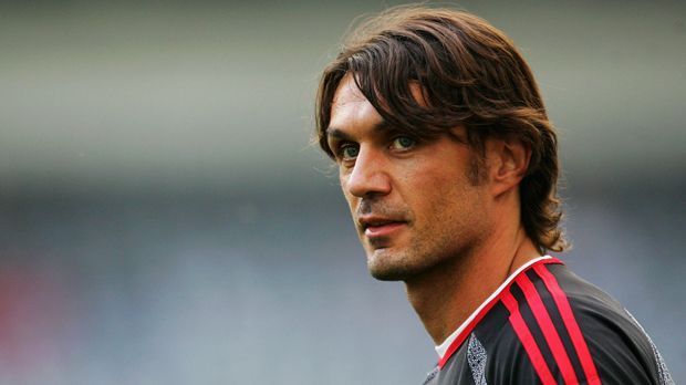 
                <strong>Innenverteidiger - Paolo Maldini (früher AC Milan/Italien)</strong><br>
                Innenverteidiger - Paolo Maldini (früher AC Milan/Italien)
              